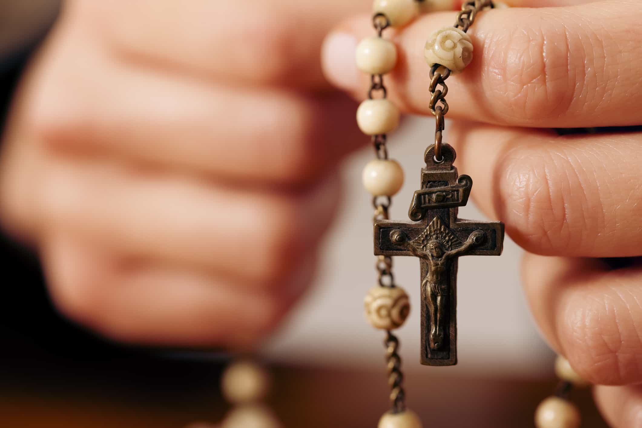 hands – rosary – dreamstime_m_15518907