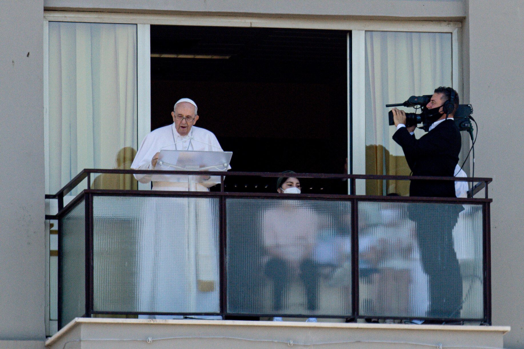 Pope Francis Returns to Vatican after Colon Surgery